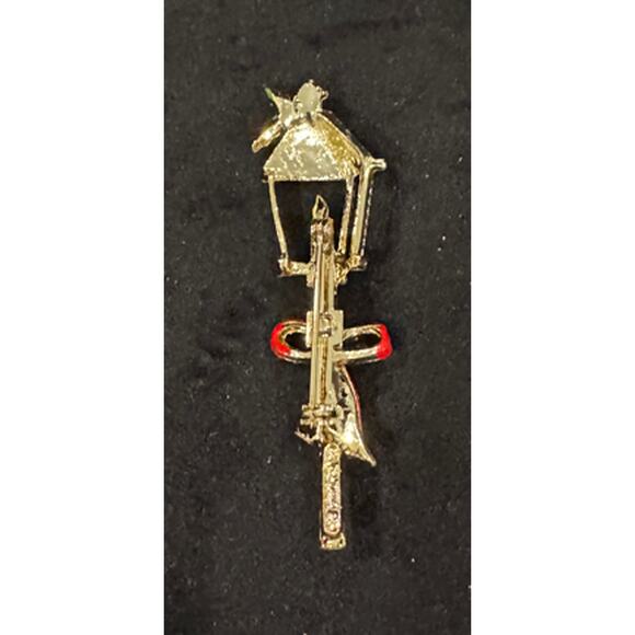 Vintage Christmas Lamp Post Brooch Pin – Holiday Lantern Gold Tone CP130 - Picture 3 of 3